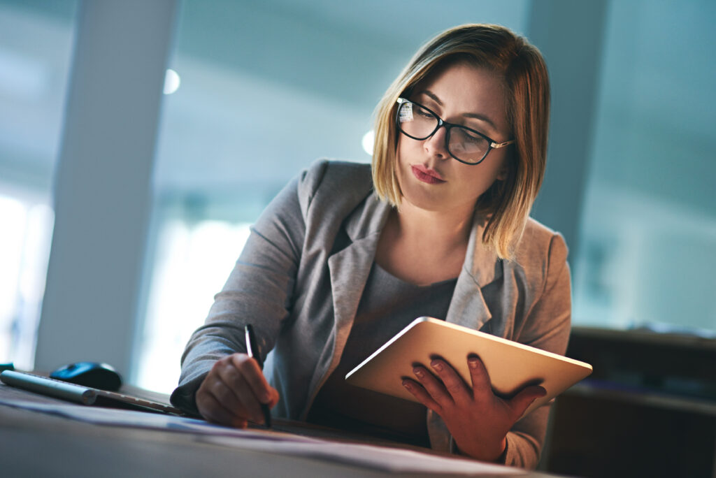 Expert-comptable : quels sont les tarifs pour une entreprise ? shot of a young businesswoman working late on a digital tablet in an office.